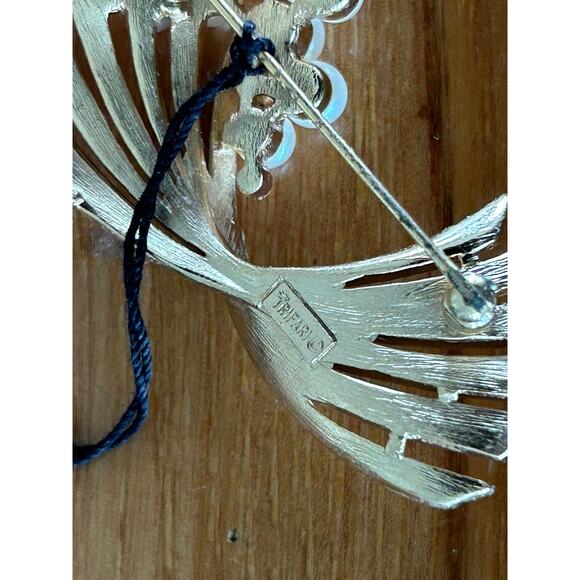 Vtg CROWN TRIFARI Brushed Gold Tone Faux Pearls Earrings Clip On Pin Brooch Set - Picture 10 of 13